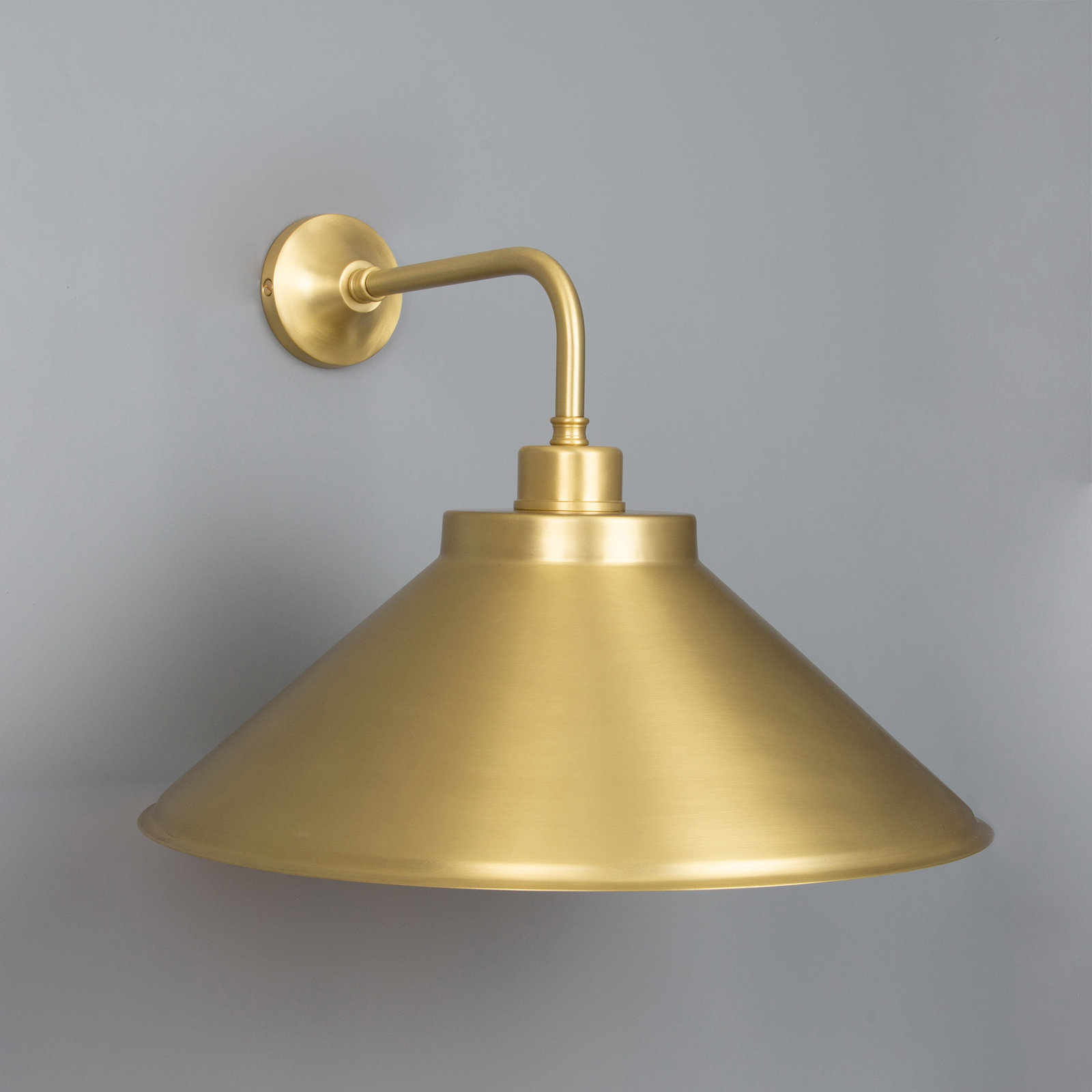 Nostalgische Industrie-Wandleuchte mit Kegelschirm aus Messing