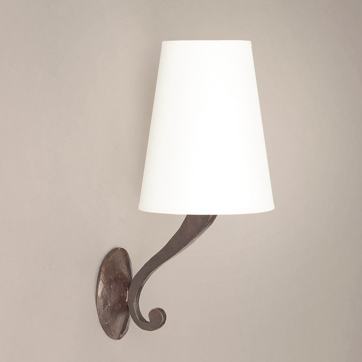 Bronze-Wandleuchte LINDA mit Stoffschirm