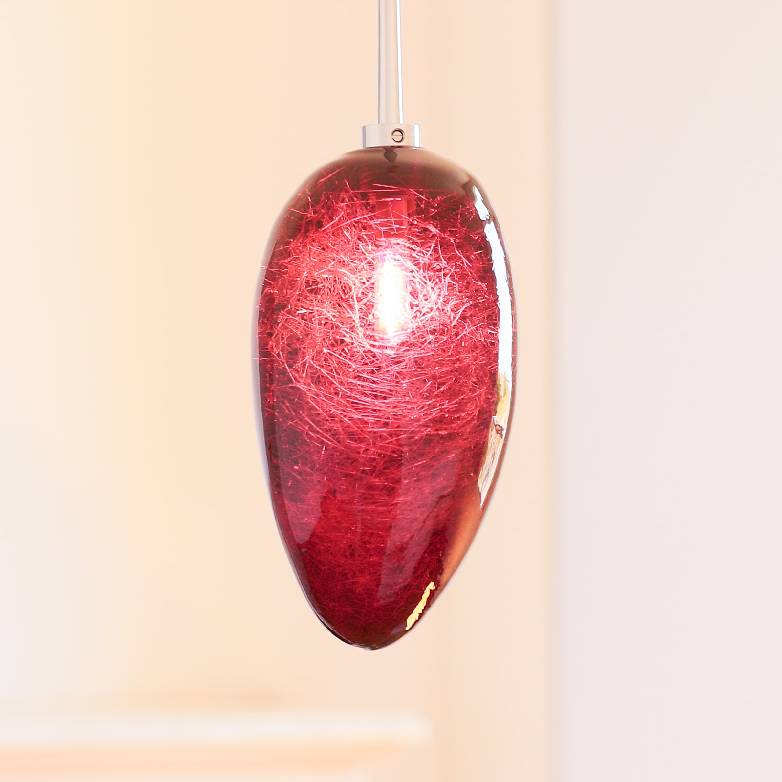 Pendant Lamp with Coloured Tapered Glass GALET 01: Die Variante mit rubinrotem Glas und Chrom-Aufhängung