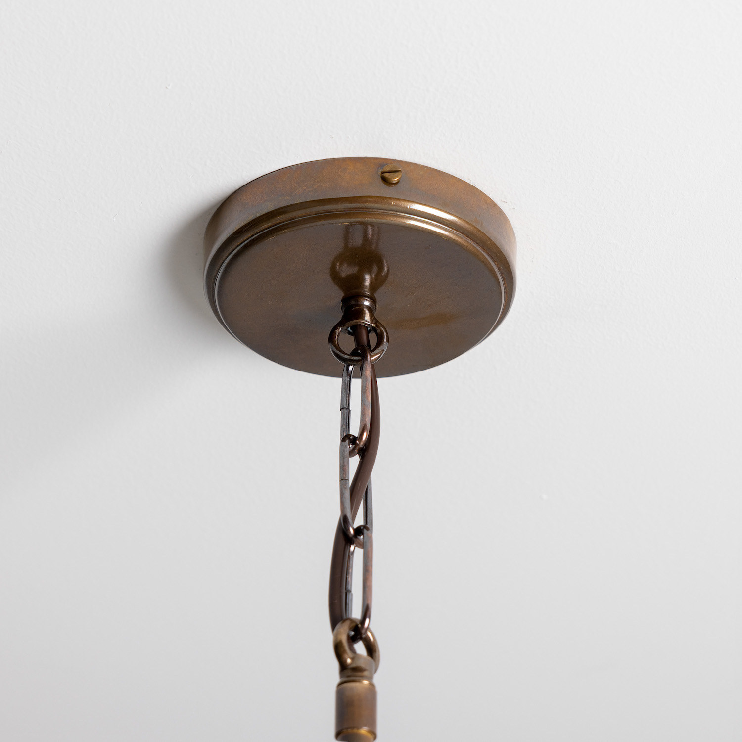 Modern Chandelier with Eight Brass Arms and Candle Bulbs: Alt-Messing patiniert