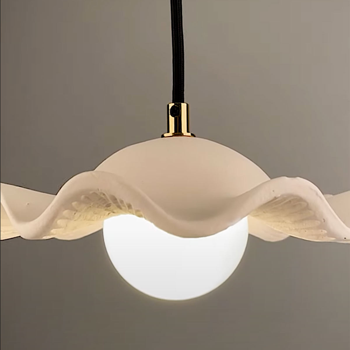 Small Floral Pendant Lamp with Wavy Shade Made of White Ceramic, Fig. 6