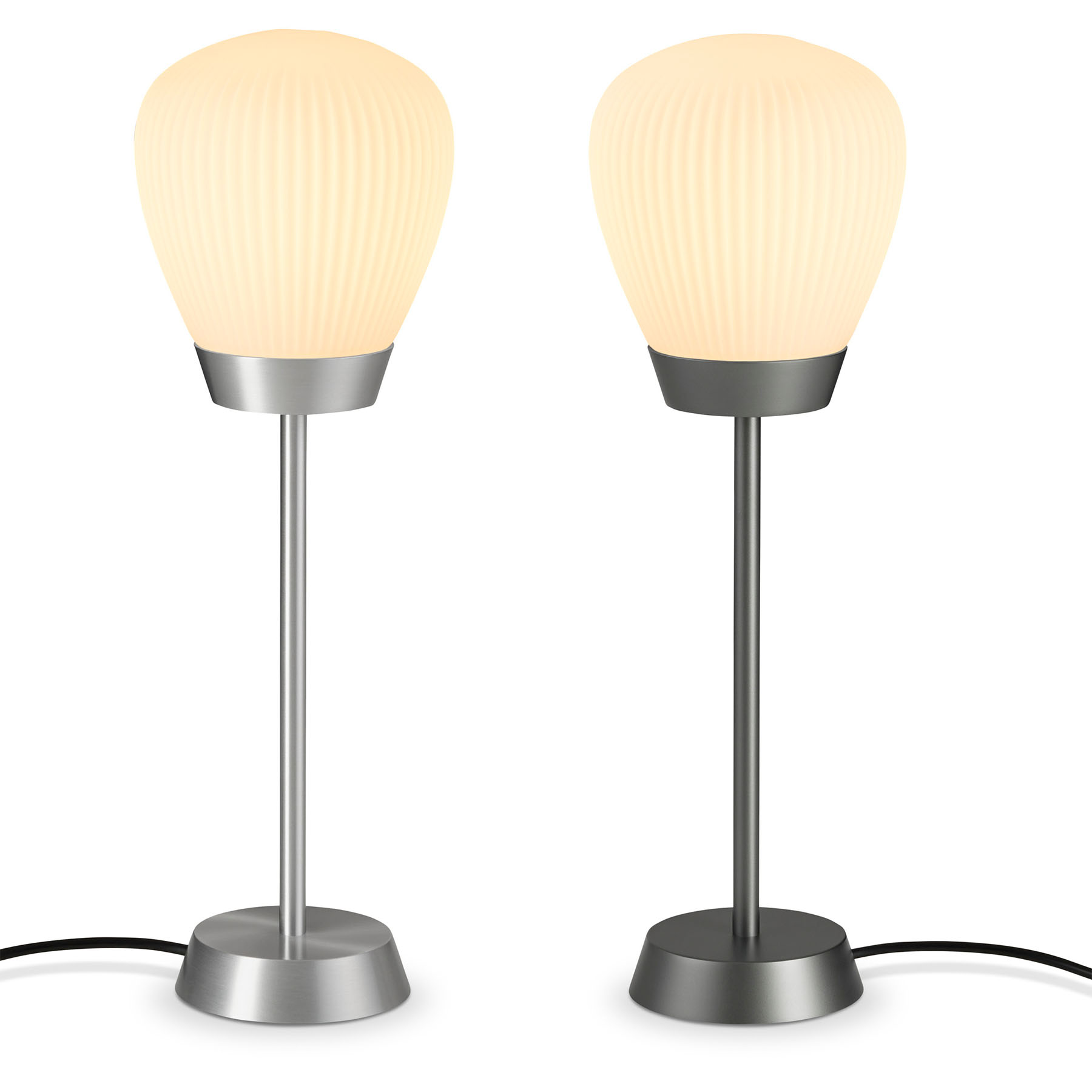 Table Lamp PLISSEE T1 with Pleated Glass Shade: Links abgebildet in Aluminium matt, rechts in Platin