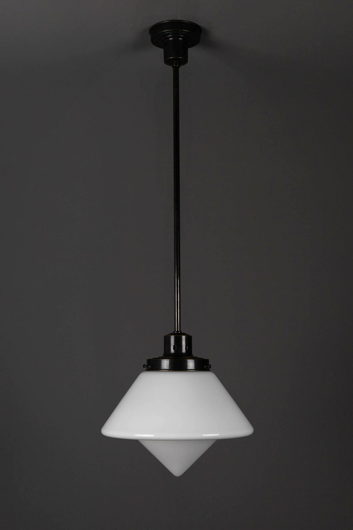Art déco-Pendelleuchte mit opalem Kegel-Glasschirm, Bild 7