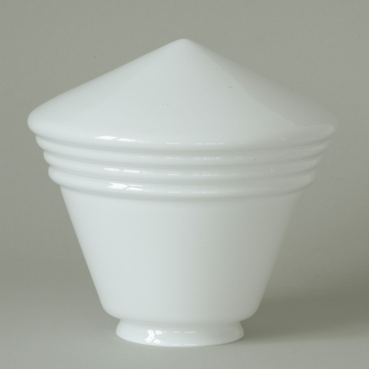 Kleine Messing-Deckenleuchte mit spitzem Opalglas Ø 19 cm: Art déco-Glas
