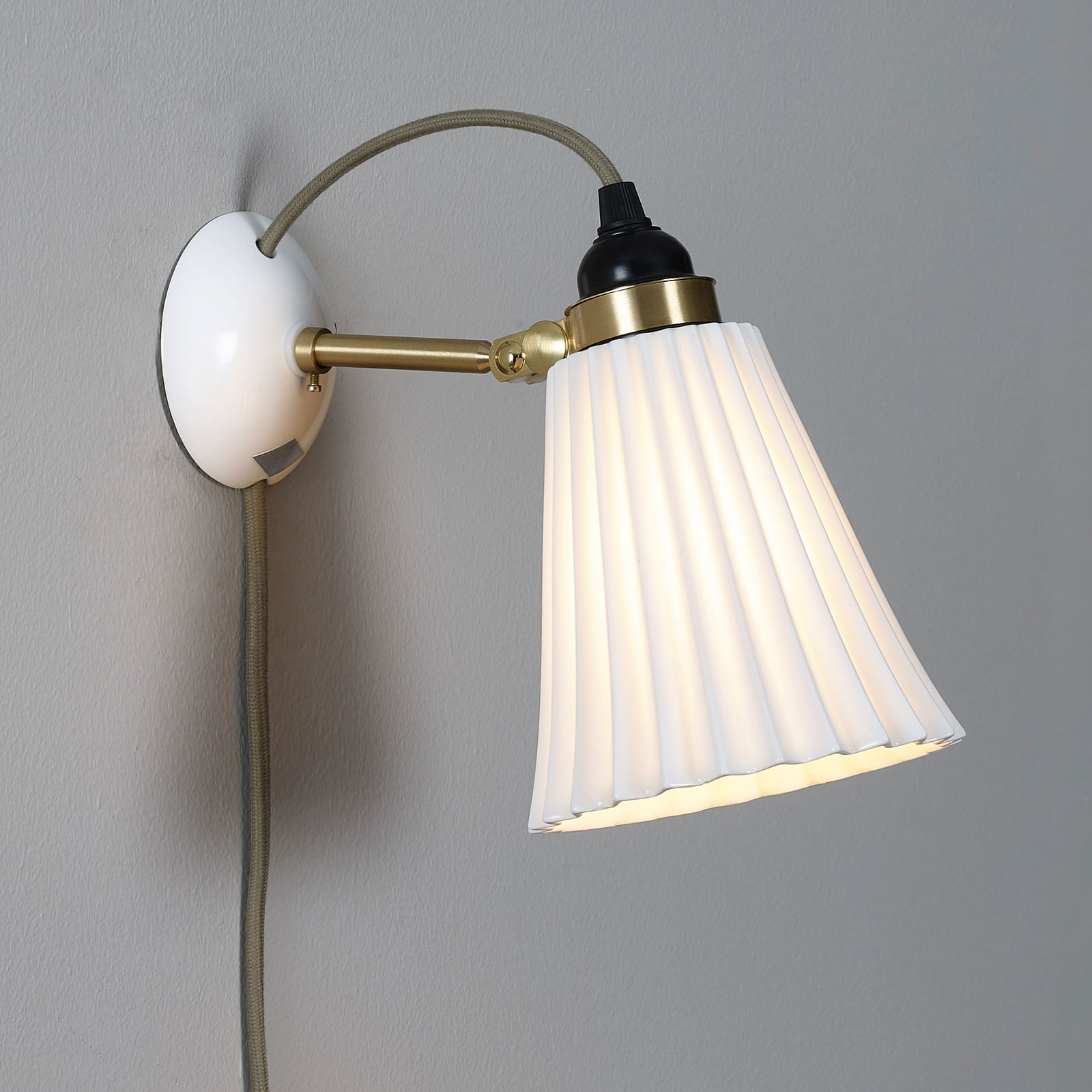 Porzellan-Wandlampe mit plissiertem Schirm, Messing satiniert