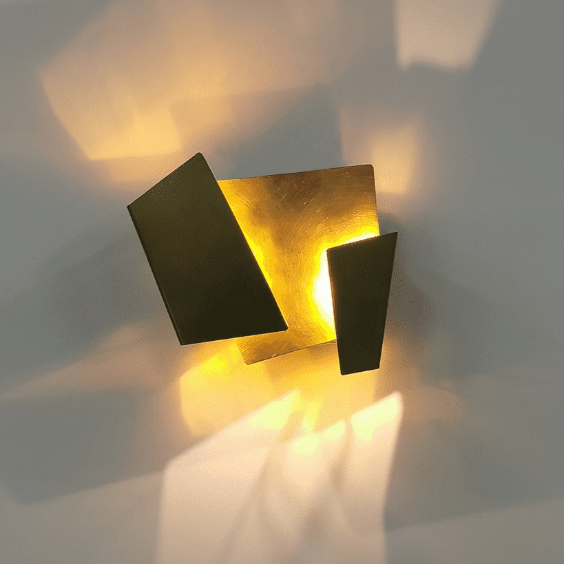 Licht- und Schattenspiel: Messing-Wandleuchte FOLDED