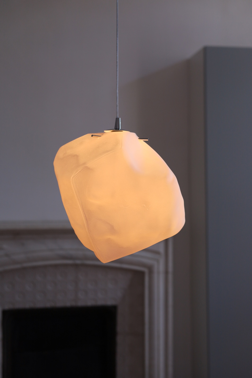 Pendelleuchte mit unregelmäßigem, weißem Struktur-Glas, Bild 3