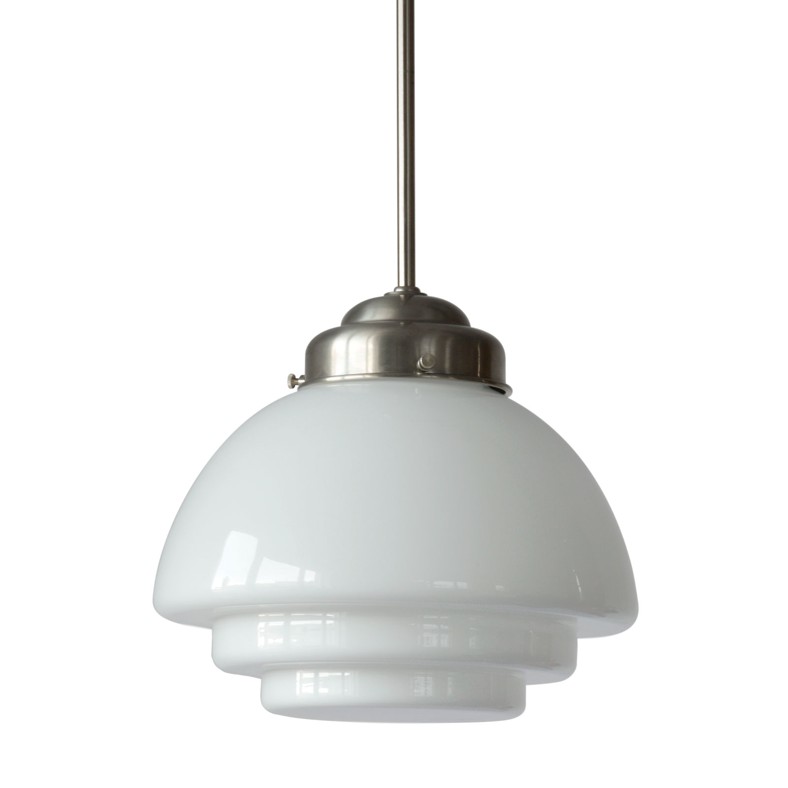 Classic Art déco Pendant Light with Small Opal Glass Shade: Klassische Art déco-Hängeleuchte mit gestuftem Schirm (hier Messing matt vernickelt)