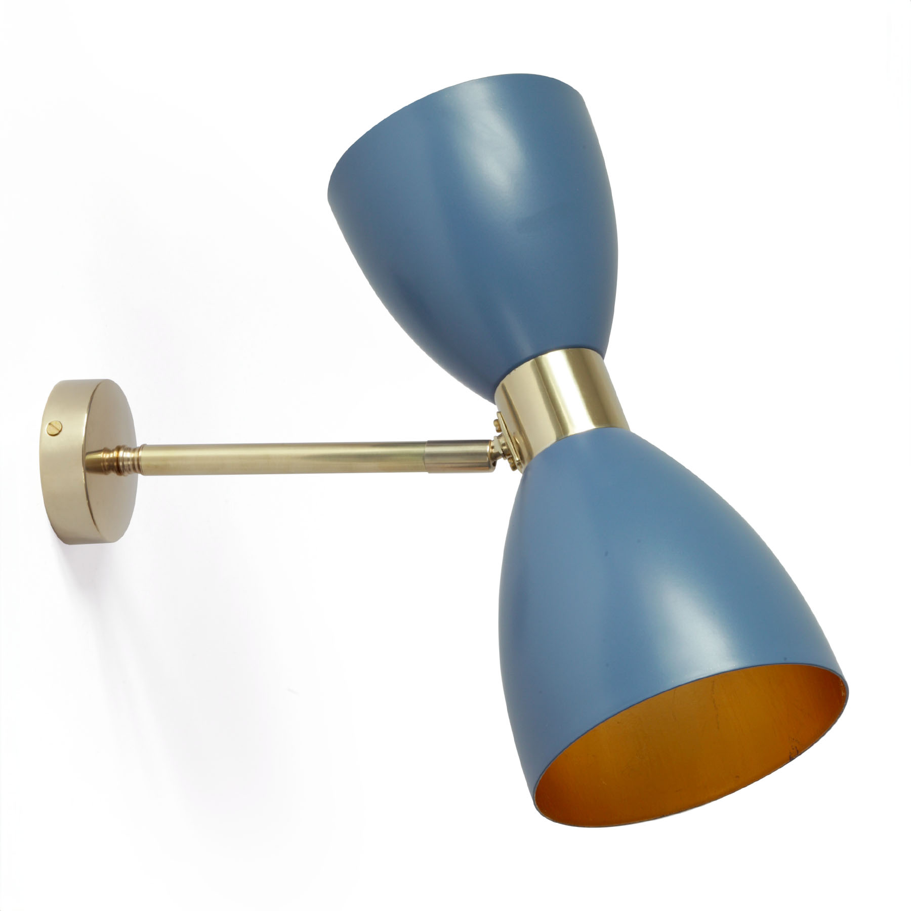 Delightful 1950s Style Wall Sconce with Tapered Twin Shade: Schirmfarbe außen: RAL 5023, innen Blattgold, Messing hell brüniert