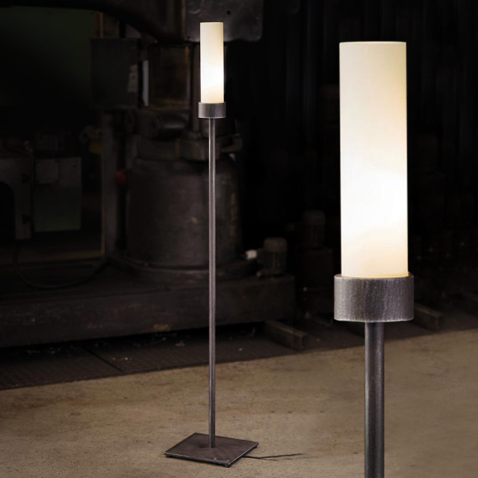 Schlanke Stehleuchte aus Eisen mit Glas-Zylinder SL119