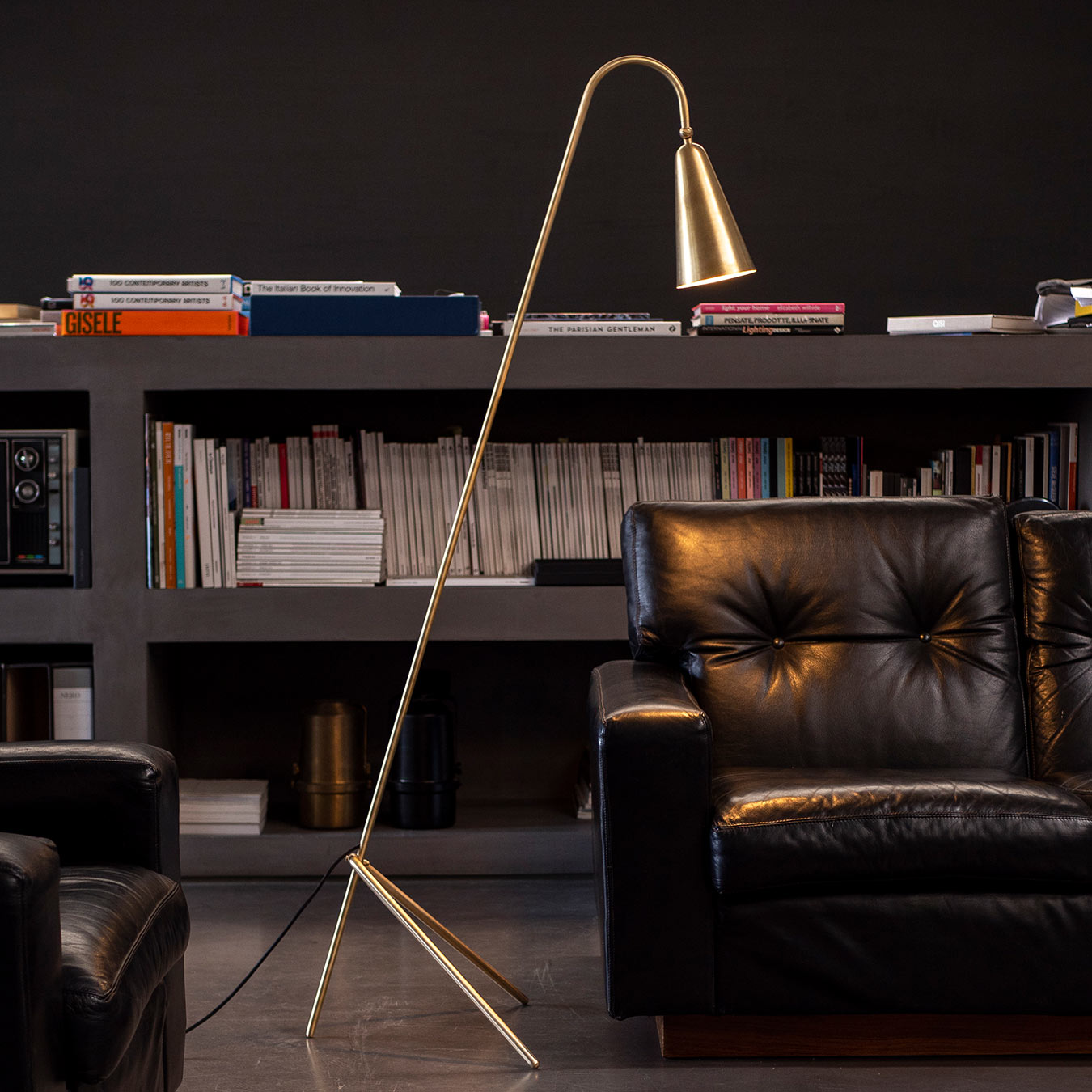 Dreibein-Design-Stehleuchte aus Messing THINKERBELL
