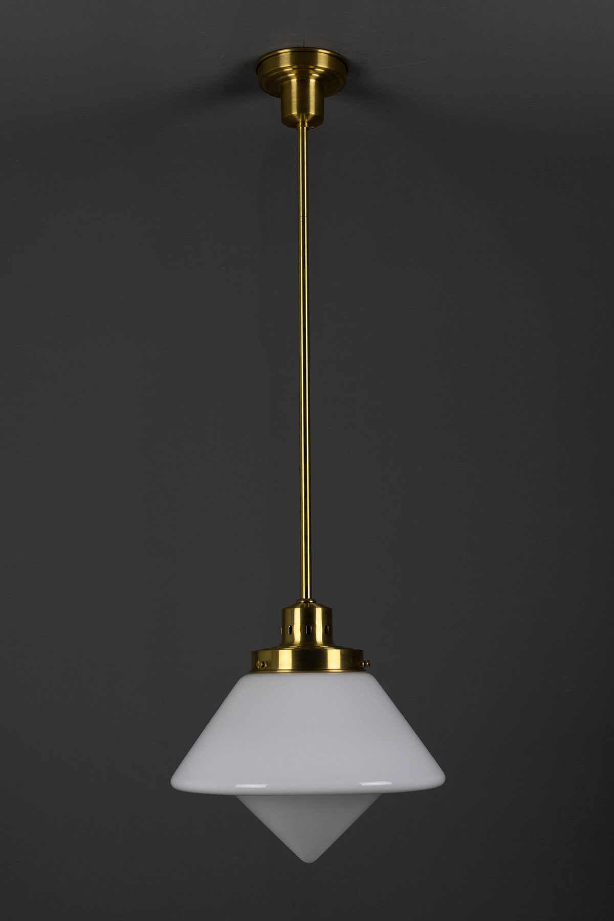 Art déco-Pendelleuchte mit opalem Kegel-Glasschirm: Messing natur